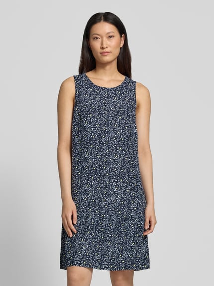 Frauenmodel trägt A-Linie Freizeitkleid aus Leinen-Viskose-Mix von Tom Tailor in Dunkelblau mit weißem Muster, Ganzkörperansicht von vorne. Damen Freizeitkleid von Tom Tailor.