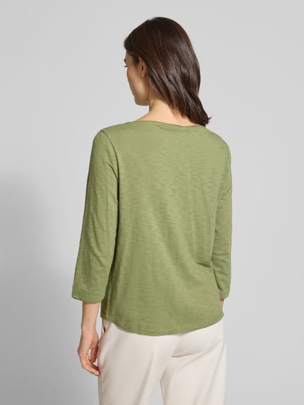 Vrouwenmodel draagt Regular Fit 3/4-shirt uit puur katoen van s.Oliver RED LABEL in melangelook met boothals, mouwboord, Ganzkörperansicht Rückansicht.