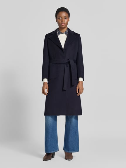 Frauenmodel trägt Regular Fit Mantel aus reiner Baumwolle Modell 'RUNAWAY' von MAX&Co., dunkelblau, glatte Textur, Ganzkörperansicht von vorne, Damen Mantel von MAX&Co.