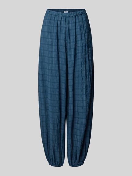 Produktfoto, Stoffhose mit elastischem Bund von Jake*s Casual, blaue Farbe, lockerer Schnitt, Gesäßtaschen, Struktur, Bundweite 37 cm, Innenbeinlänge 75 cm, Größe 36