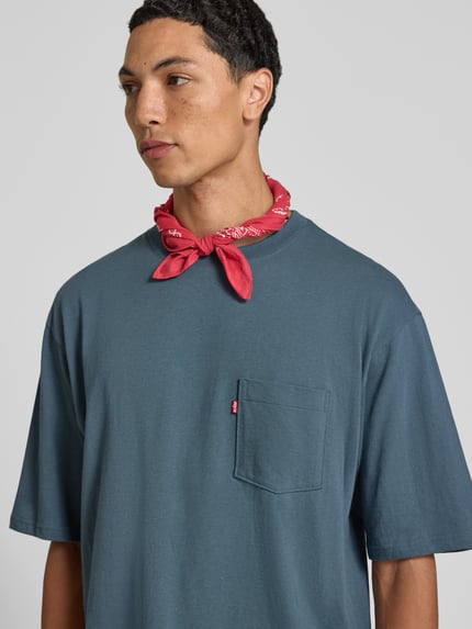 Mannelijk model draagt Regular Fit t-shirt uit puur katoen van levi's®, effen blauw met borstzakje, Nahaufnahme bovenlichaam, Heren t-shirt van levi's®.