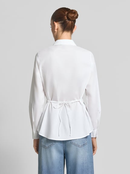 Frauenmodel trägt Regular Fit Hemdbluse aus reiner Baumwolle Modell 'ELINA' von VERO MODA, weiß, glatte Textur, Ganzkörperansicht Rückansicht. Damen Hemdbluse