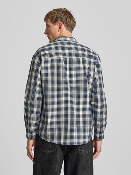 Männermodel trägt Casual Fit Freizeithemd aus reiner Baumwolle Modell 'RENNES' von Pepe Jeans, kariert in Blau und Weiß, Ganzkörperansicht Rückansicht, Herren Freizeithemd von Pepe Jeans.