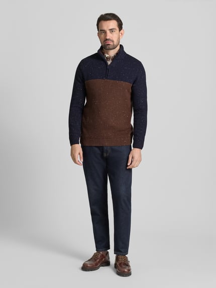 Männermodel draagt Regular Fit Troyer aus Baumwoll-Mix van Tom Tailor, melange look, color blocking, structuur, logo-patch, ribboorden, Ganzkörperansicht von vorne.