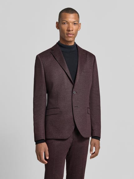 Męski model nosi marynarkę Slim Fit Sakko mit Lyocell-Anteil Model 'Nick' von Zuitable, Mieszanka materiałów z dodatkiem lyocellu, kołnierz z połami, kieszeń na piersi i kieszenie z patką, listwa guzikowa, zintegrowana poszetka, długość tyłu w rozmiarze 50: 73 cm, szerokość w rozmiarze 50: 41 cm, długość rękawów w rozmiarze 50: 68 cm, widoczne odcienie bordowe, drobna tekstura materiału, Ganzkörperansicht von vorne.