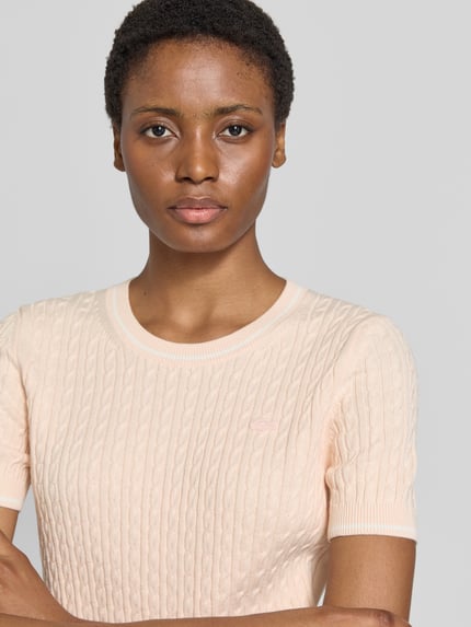 Vrouwenmodel draagt Regular Fit Pullover uit katoenmix van Lacoste, lichtroze met structuurpatroon, Dames pullover, close-up bovenlichaam.
