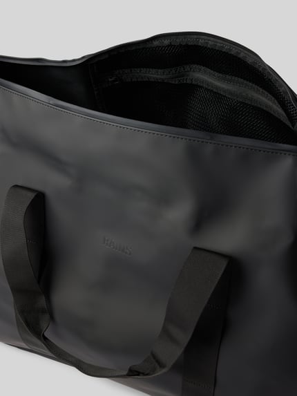 Productfoto, Weekend Bag met Logo-Detail Model 'Hilo' van Rains, zwart, hoofdzak met ritssluiting, afneembare schouderband, context Heren