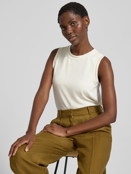 Frauenmodel trägt Top aus Modal-Mix Modell 'Scuba' von Rich & Royal, cremeweiß, mit Rundhalsausschnitt, Regular Fit, Nahaufnahme Oberkörper.