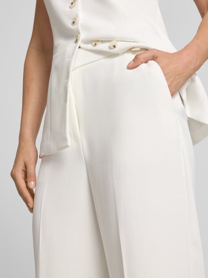 Frauenmodel trägt Straight Fit Hose mit Eingrifftaschen Modell 'Dahlia' von Forever New, Damen HOSE in Weiß, Nahaufnahme Oberkörper, Kontext: Damen Hose von Forever New, Straight Fit, Eingrifftaschen, Modell 'Dahlia', Gesäßtaschen, Bundweite bei Größe 36: 36 cm, Innenbeinlänge bei Größe 36: 76 cm.