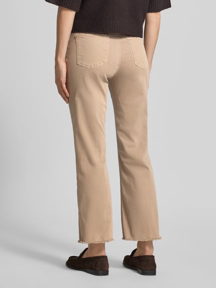Frauenmodel trägt Straight Fit Jeans im 5-Pocket-Design von Raffaello Rossi, beige, elastisch, Fransen am Saum, verkürzt, Ganzkörperansicht Rückansicht.