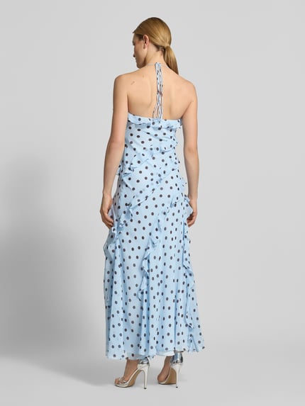 Frauenmodel trägt Maxikleid mit Volants Modell 'Kimberley' von Forever New in hellblau mit schwarzen Punkten, Chiffon, Ganzkörperansicht Rückansicht.