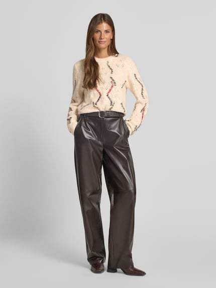 Vrouwenmodel draagt pullover met kabelpatroon Model 'GABBI' van YAS, materiaalmix met wol, recht model, ronde hals, vooraanzicht hele lichaam