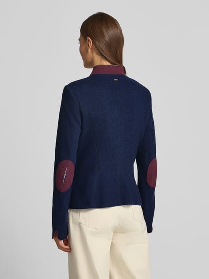 Vrouwenmodel draagt Blazer aus Woll-Mix mit Einstecktuch van White Label in donkerblauw met bordeaux kleuraccenten, opstaande kraag en opgestikte steekzakken, getailleerd model, ruglengte maat 36: 52 cm, borstwijdte 46 cm, mouwlengte 64 cm, wolmix, ganzkörperansicht rugaanzicht.