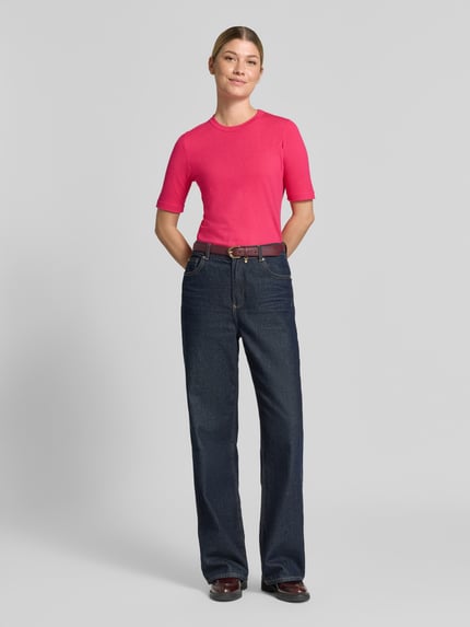 Frauenmodel trägt T-Shirt aus Viskose-Mix von Christian Berg Woman in Pink mit Rundhalsausschnitt, Muschelsaum, taillierter Passform, Ganzkörperansicht von vorne.