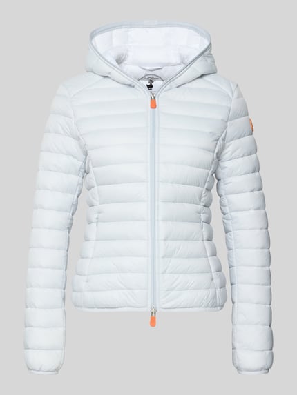 Produktfoto, Slim Fit Steppjacke im Zweiwegereißverschluss Modell 'Daisy' von SAVE THE DUCK in hellgrau, gesteppt, Kapuze, Reißverschlusstaschen, klare Linien, glatte Textur
