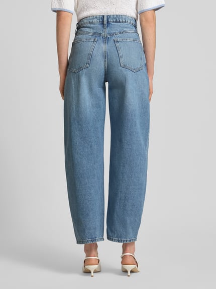 Frauenmodel trägt Straight Fit Jeans im 5-Pocket-Design Modell 'Bet' von Mango, hellblaue Baumwolle, Ganzkörperansicht Rückansicht.