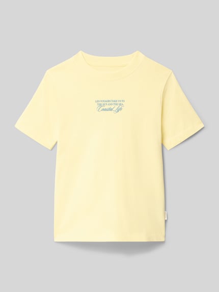 Produktfoto, T-shirt met ronde hals model 'CASSIS' van Jack & Jones voor kinderen van puur katoen, regular fit, statementprint, ruglengte bij maat 140: 51 cm, zacht geel met blauwe tekst, rechte vorm, gladde textuur