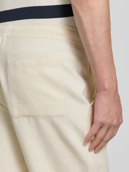 Männermodel trägt Shorts aus katoen mit elastische band van JAKE*S STUDIO MEN, regular fit, tunnelkoord, detailaufnahme achterzijde.