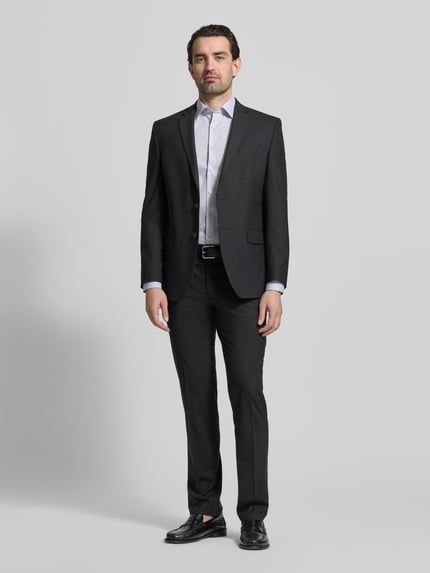Männermodel trägt Slim Fit Businesshemd mit Kentkragen von OLYMP No. Six in Weiß, glatter Stoff, Anzug, Ganzkörperansicht von vorne. Hemd ist elastisch, durchgehende Knopfleiste, Sportmanschetten, langärmelig, Markenprodukt für Herren.