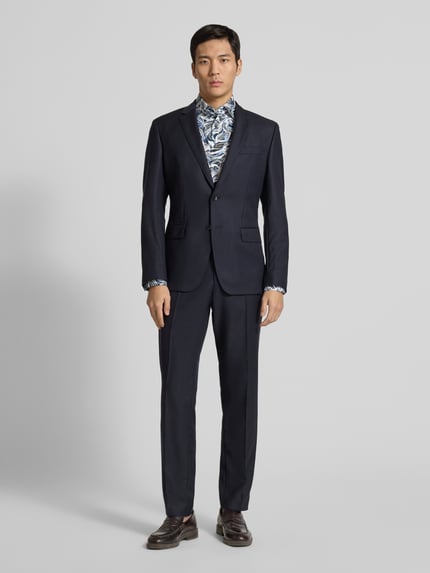 Männermodel trägt Slim Fit Businesshemd aus Baumwolle mit Kentkragen von OLYMP Level Five, dunkle Farben, glatte Textur, Ganzkörperansicht von vorne. Rückenlänge bei Größe 40: 80 cm, Schulterbreite: 44 cm, Ärmellänge: 67 cm, Knopfleiste.