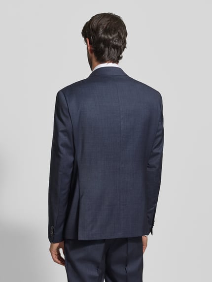 Männermodel trägt Slim Fit 2-Knopf-Sakko mit Zier-Detail von CG Club of Gents, Schurwoll-Elasthan-Mix, Ganzkörperansicht Rückansicht.