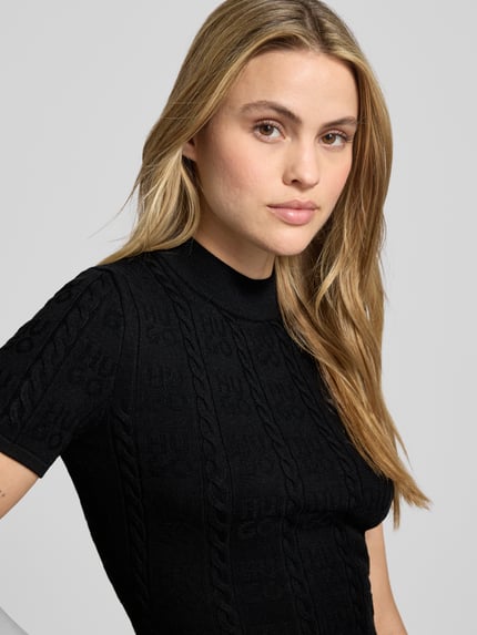 Frauenmodel trägt Slim Fit T-Shirt aus Viskose-Mix Modell 'SINANT' von HUGO in Schwarz mit Strukturmuster, kurzarm, Nahaufnahme Oberkörper.