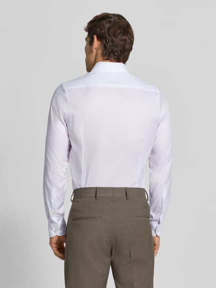 Männermodel trägt Body Fit Businesshemd aus Baumwoll-Mix von OLYMP in Weiß, strukturierte Oberfläche, Ganzkörperansicht Rückansicht, Herren Businesshemd von OLYMP Level 5