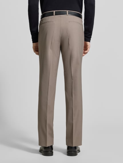 Männermodel trägt Skinny Fit Anzughose aus Woll-Mix Modell 'HESTEN253X' von HUGO, efekt: jednolity kolor, krój skinny fit, mieszanka wełny, szlufki na pasek, wpuszczane kieszenie z przodu, kieszenie z tyłu, zapięcie na haftkę i zamek błyskawiczny, kolor beżowy, Ganzkörperansicht Rückansicht