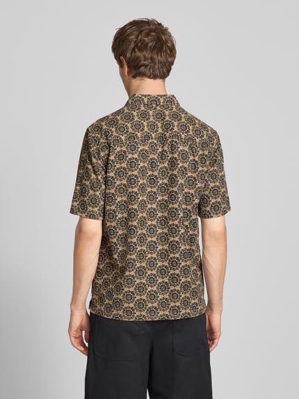 Männermodel trägt Regular Fit Freizeithemd aus reiner Baumwolle Modell 'JOHNSON' von Only & Sons mit Allover-Muster, Ganzkörperansicht Rückansicht.