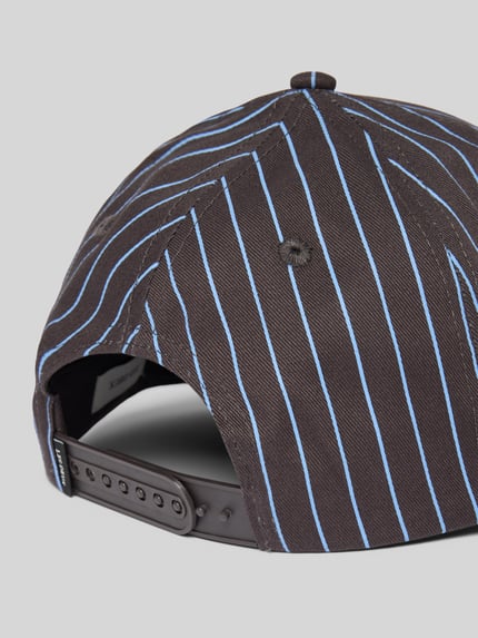 Produktfoto, Basecap mit Label-Detail von Les Deux z czarnej bawełny z niebieskimi paskami, haftowane otwory, regulowane zapięcie, wzmocniony daszek.