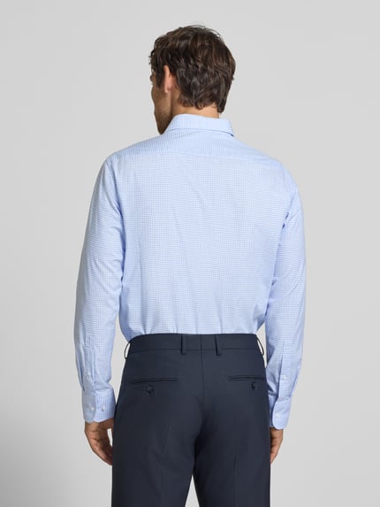 Männermodel trägt Regular Fit Business-Hemd mit Haifischkragen von Christian Berg Men aus puur katoen, lichtblauw-wit geruit, ruglengte 78 cm, schouderbreedte 47 cm, mouwlengte 66 cm, met lange mouwen, effen textuur, ganzkörperansicht rückansicht