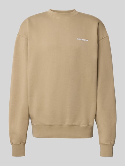 Produktfoto, Relaxed Fit Sweatshirt aus Baumwoll-Mix von PEGADOR in Beige, glatte Textur, dezente Logo-Stickerei, Herrenmode, lange Ärmel, überschnittene Schultern, gerippte Bündchen, Rückenlänge 70 cm, Ärmellänge 66 cm