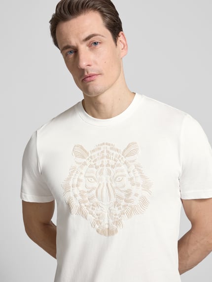 Männermodel trägt T-shirt met ronde hals van Antony Morato, mix van katoen en elastaan, regular fit, motief, heren, ruglengte maat M 69 cm, nahaufnahme oberkörper.