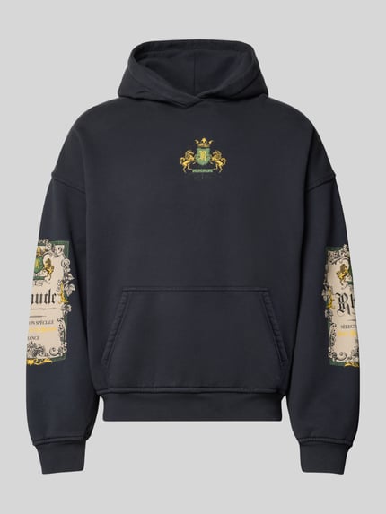Produktfoto, Oversized Hoodie aus reiner Baumwolle von RHUDE, czarna bluza z kapturem, nadruki z logo na rękawach, kieszeń kangurka, prążkowane wykończenia, Długość tyłu w rozmiarze M: 63 cm