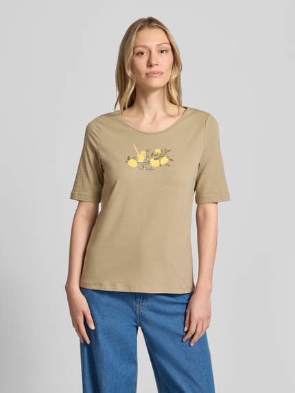 Frauenmodel trägt Regular Fit T-Shirt aus Baumwoll-Mix mit Motiv-Print von Tom Tailor, Optik: Unifarben, Rundhals, Kurzarm, Ganzkörperansicht von vorne.