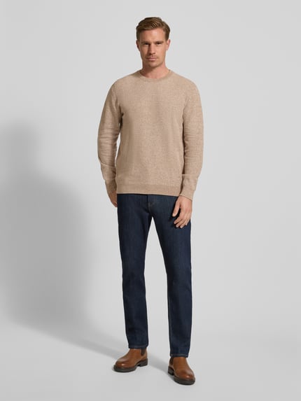 Mannelijk model draagt Regular Fit Strickpullover aus reiner Baumwolle van Tom Tailor, beige, unikleurig, geribbelde boorden, volledige lichaamsvooraanzicht.