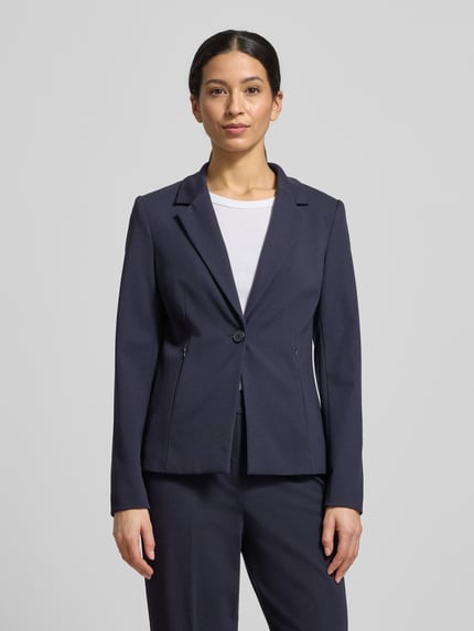 Frauenmodel trägt Blazer mit Reverskragen von comma in Dunkelblau, Slim Fit, Knopfverschluss, Viskose-Mix, Ganzkörperansicht von vorne