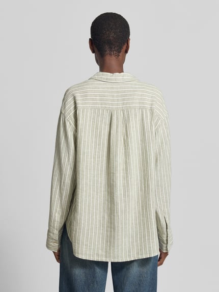 Frauenmodel trägt Relaxed Fit Langarmbluse aus Leinen-Viskose-Mix von s.Oliver RED LABEL, Mehrfarbig, gestreift, Flammgarn, Rückenpasse mit Cacharel-Falte, Hemdblusenkragen, Manschette, Ganzkörperansicht Rückansicht.