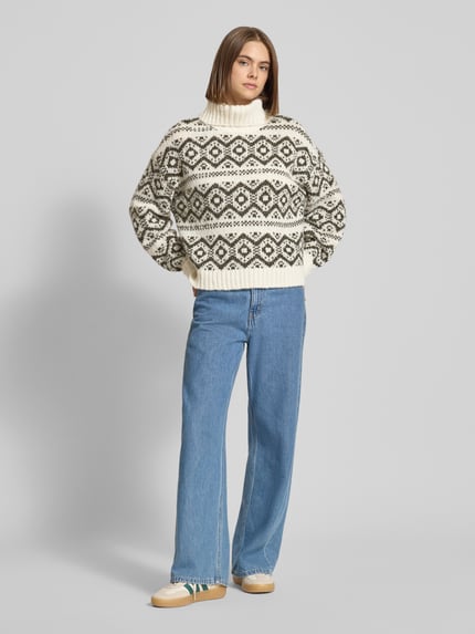 Frauenmodel trägt Regula Fit Rollkragenpullover mit Allover-Muster Modell 'CARIN' von Only in Norwegen-Optik, Strickstruktur, Ganzkörperansicht von vorne