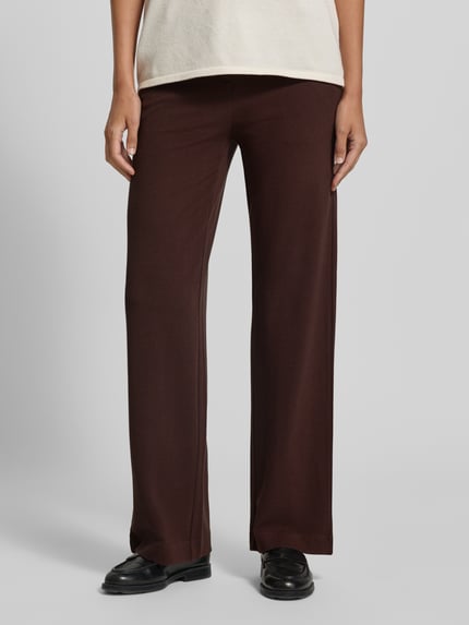 Frauenmodel trägt Fein strukturierte Hose aus Viskose von Christian Berg Woman in Dunkelbraun, Regular Fit, Nahaufnahme Unterkörper. Kontext: Damen Hose, reine Viskose, Gesäßtaschen, Bundweite 40 cm, Innenbeinlänge 78 cm.