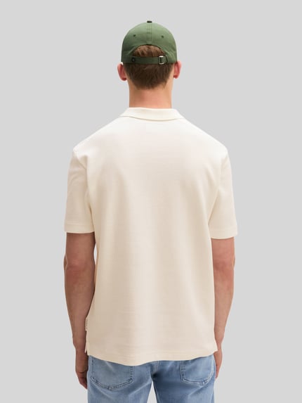 Männermodel trägt Regular Fit T-Shirt aus reiner Baumwolle von Marc O'Polo in Beige, gerade Formen, glatte Struktur, Ganzkörperansicht Rückansicht.