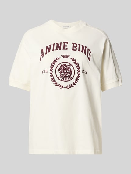 Produktfoto, Regular Fit T-Shirt aus reiner Baumwolle von Anine Bing in Creme mit bordeauxfarbenem Logo-Print und Rundhalsausschnitt