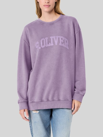 Frauenmodel trägt Relaxed Fit Sweatshirt aus Baumwoll-Mix - s.Oliver x Heidi Klum von s.Oliver RED LABEL in Flieder, Nahaufnahme Oberkörper.