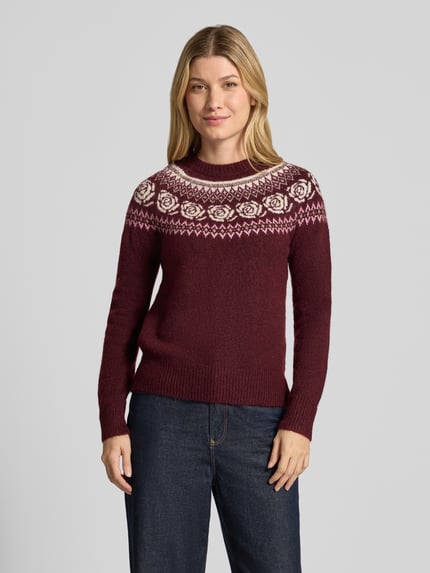 Frauenmodel trägt Pullover mit kontrastreichem Rundhals-Strickmuster von VERO MODA, mehrfarbig, Jacquard, floral, geometrisch, Ganzkörperansicht von vorne.