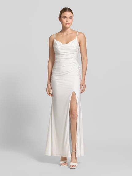 Frauenmodel trägt Abendkleid mit seitlichem Gehschlitz und Spaghettiträgern von Hey Kyla, Baumwoll-Mix mit Stretch-Anteil, Körpernaher-Schnitt, Maxikleid, V-Ausschnitt, Raffungen, Haken-Reißverschluss, weiß, glatte Textur, Ganzkörperansicht von vorne.
