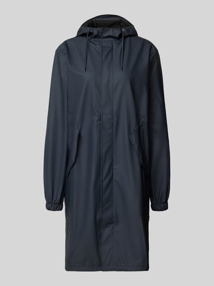 Produktfoto, Regular Fit Parker mit Kapuze Modell 'Fishtail' von Rains in dunklem Blau, glatte Textur, Pattentaschen, elastische Ärmelabschlüsse, Rückenlänge 104 cm bei Größe S, Schulterbreite 45 cm, Brustweite 55 cm, Ärmellänge 65 cm