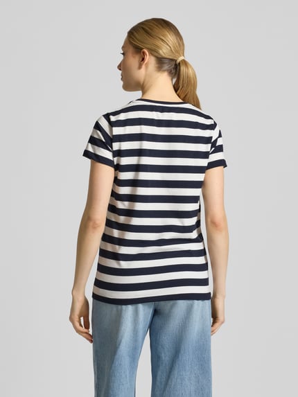 Vrouwenmodel draagt T-Shirt met Motiv-Print und Rundhalsausschnitt van More & More, katoen-elastaanmix, regular fit, ruglengte maat 36: 63 cm, wit met zwarte strepen, gladde textuur, volledige rugaanzicht.