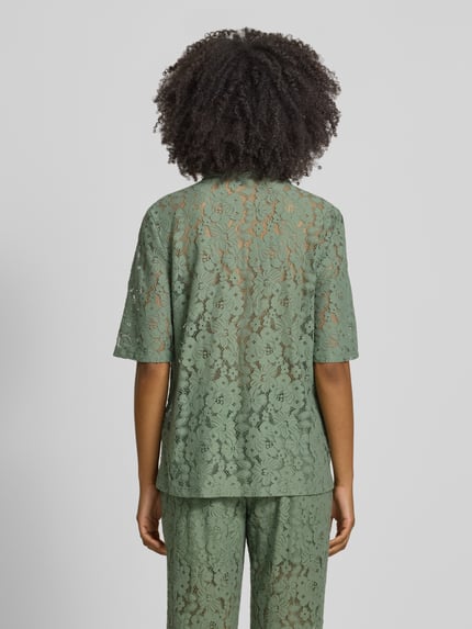 Frauenmodel trägt Regular Fit Bluse aus Baumwoll-Mix Modell 'HONEY' von Vero Moda, Optik: Unifarben, Allover-Muster, Ganzkörperansicht Rückansicht.