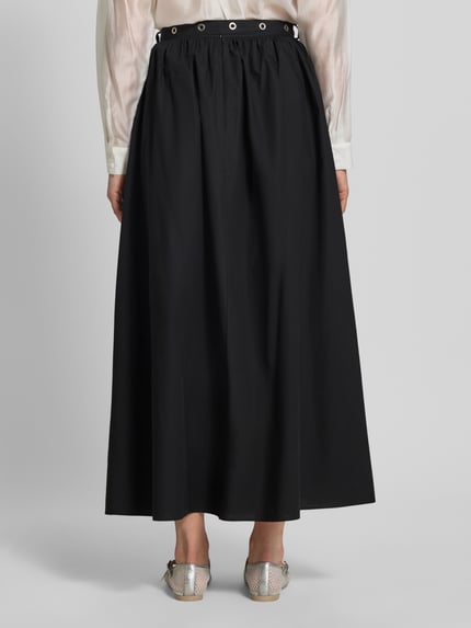 Frauenmodel trägt Ausgestellter Midi-Rock aus reiner Baumwolle Modell 'C_VIDOL' von BOSS Orange, Optik: Unifarben, Passform: Regular-Fit, Länge: Midi, Label-Applikation, Damen Gürtel, verdeckter Reißverschluss, gerade, seitliche Eingrifftaschen, reine Baumwolle, Ganzkörperansicht Rückansicht.