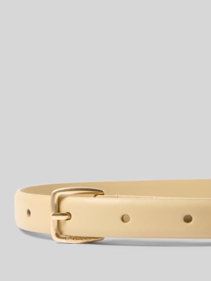 Produktfoto, Gürtel aus echtem Leder Modell 'ESSENTIAL BUCKLE 20MM' von CK Calvin Klein Damen Gürtel in Beige mit goldener Gürtelschnalle auf grauem Hintergrund.